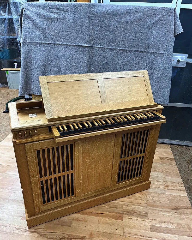 Truhenorgel mit dreieinhalb Registern